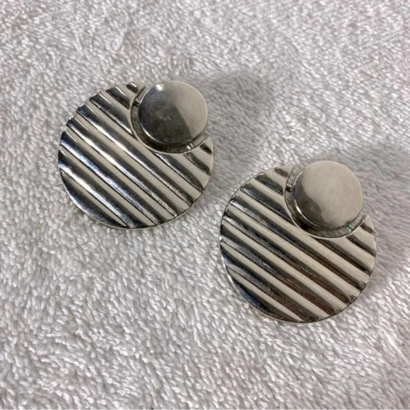 Vintage Metallic Silver  Painted Textured Plastic Clip On Earrings - Picture 1 of 7